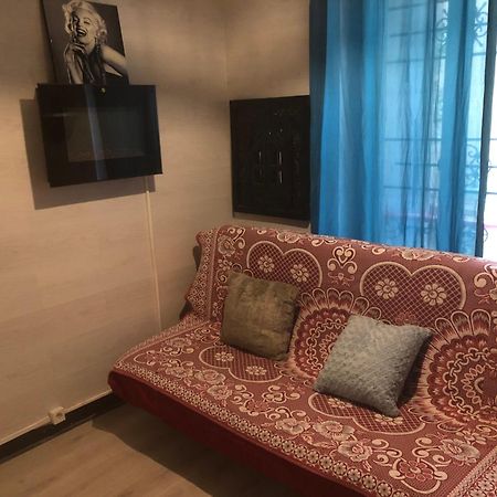 Studio "Maryline" Sejours Parisiens Abordables - Rez De Chaussee Sur Beau Patio Ombrage- Accessible Handcaps - Grand Canape-Lit Clic Clac 2 Places - Cuisine Equipee - Salle De Bains - 5 Minutes Du Metro Brochant Ligne 13,Bus 74 Et 31 Kültér fotó