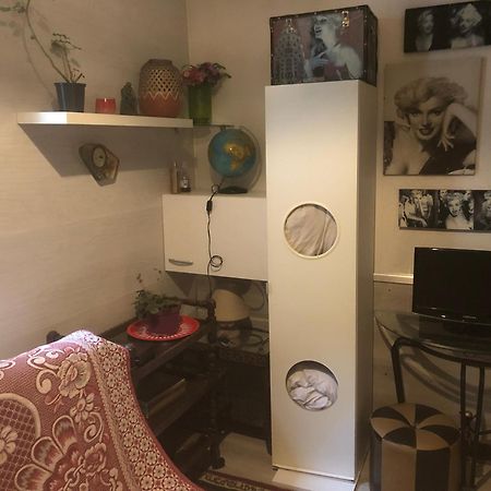 Studio "Maryline" Sejours Parisiens Abordables - Rez De Chaussee Sur Beau Patio Ombrage- Accessible Handcaps - Grand Canape-Lit Clic Clac 2 Places - Cuisine Equipee - Salle De Bains - 5 Minutes Du Metro Brochant Ligne 13,Bus 74 Et 31 Kültér fotó