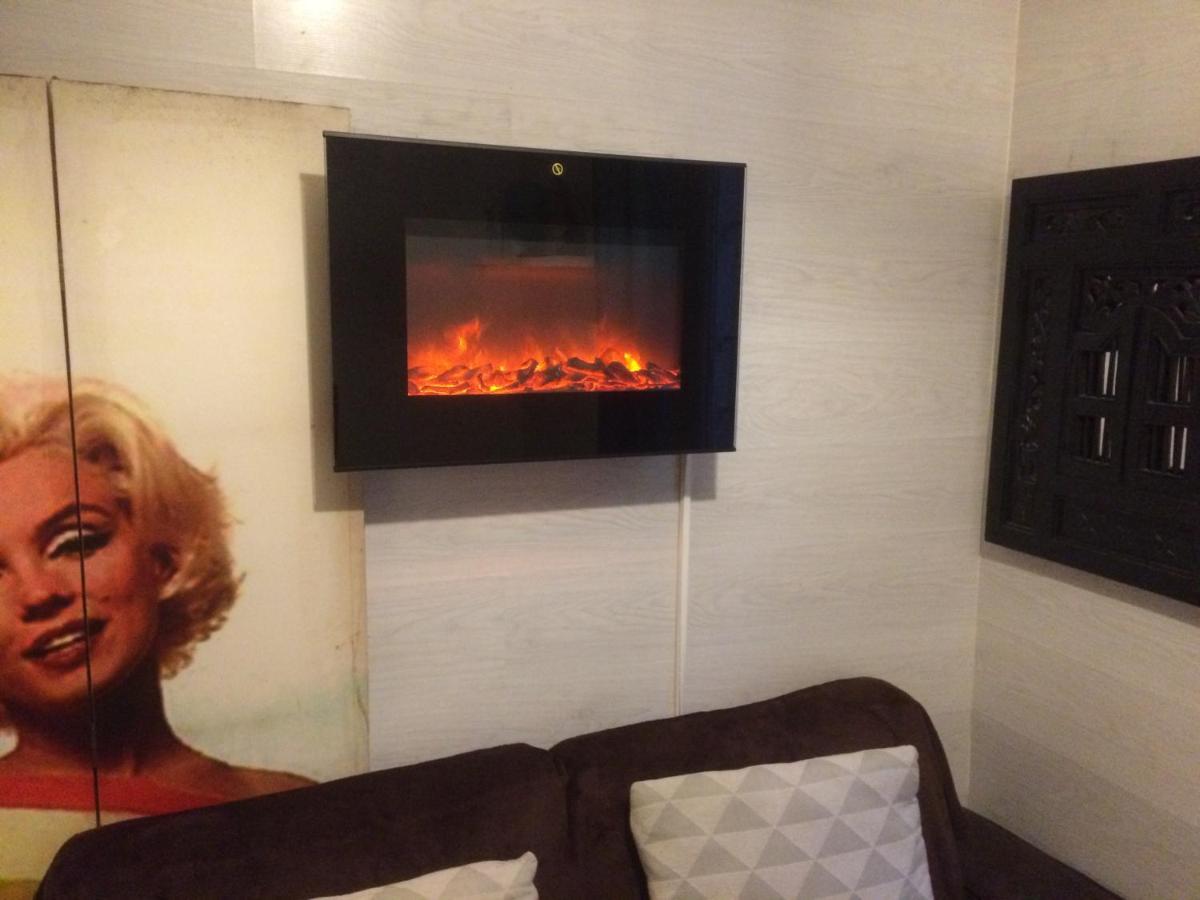 Studio "Maryline" Sejours Parisiens Abordables - Rez De Chaussee Sur Beau Patio Ombrage- Accessible Handcaps - Grand Canape-Lit Clic Clac 2 Places - Cuisine Equipee - Salle De Bains - 5 Minutes Du Metro Brochant Ligne 13,Bus 74 Et 31 Kültér fotó