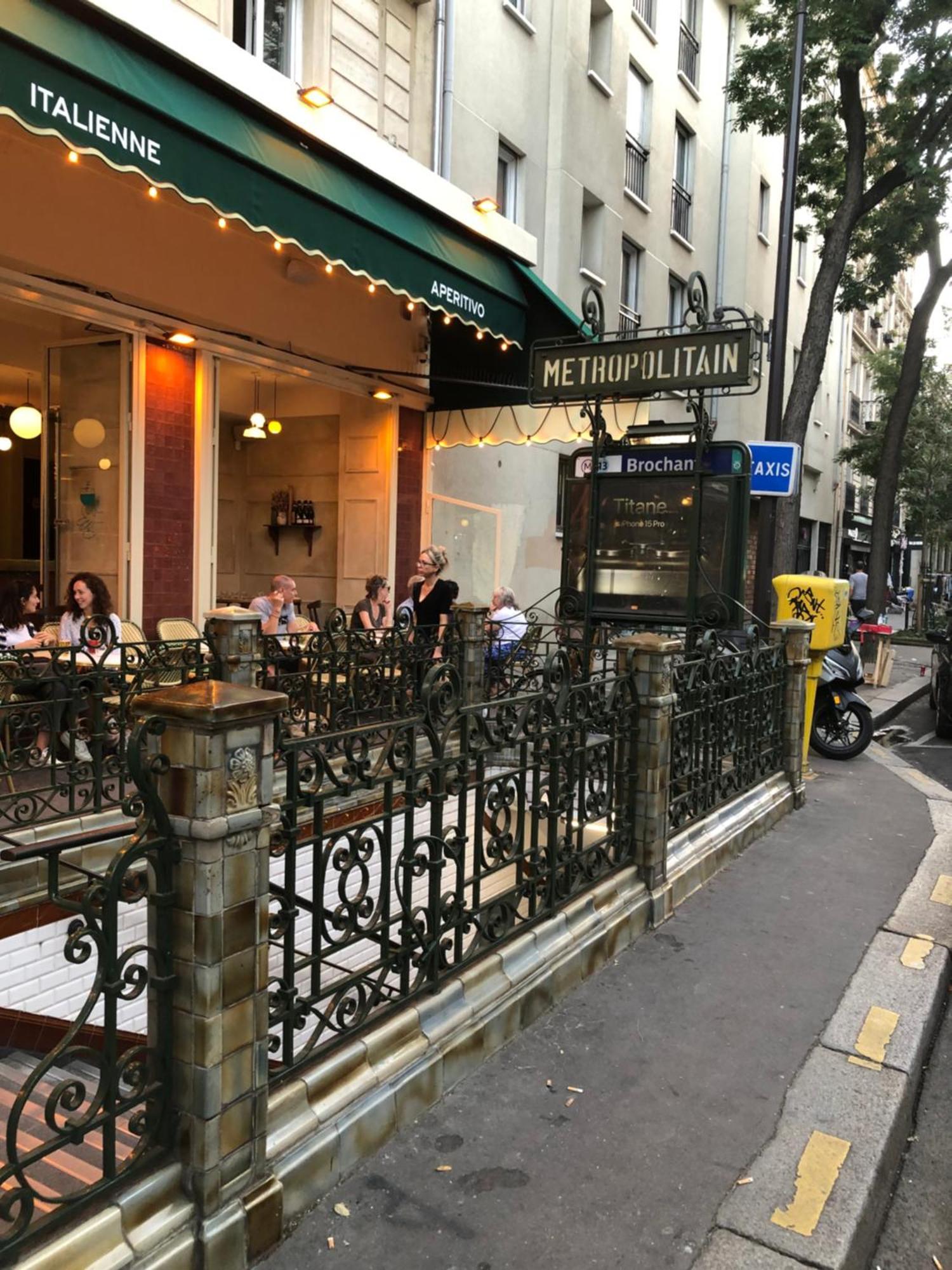Studio "Maryline" Sejours Parisiens Abordables - Rez De Chaussee Sur Beau Patio Ombrage- Accessible Handcaps - Grand Canape-Lit Clic Clac 2 Places - Cuisine Equipee - Salle De Bains - 5 Minutes Du Metro Brochant Ligne 13,Bus 74 Et 31 Kültér fotó