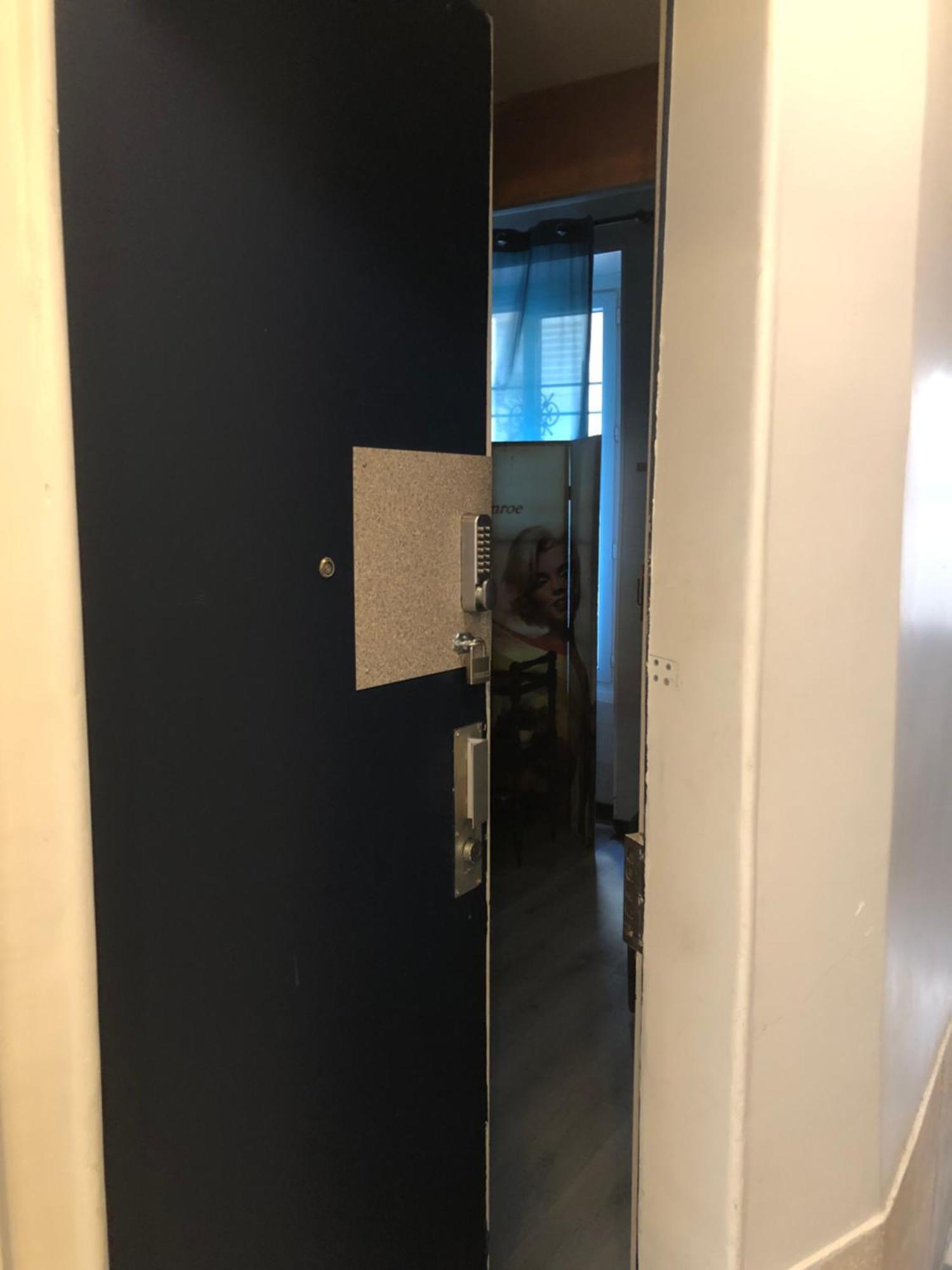 Studio "Maryline" Sejours Parisiens Abordables - Rez De Chaussee Sur Beau Patio Ombrage- Accessible Handcaps - Grand Canape-Lit Clic Clac 2 Places - Cuisine Equipee - Salle De Bains - 5 Minutes Du Metro Brochant Ligne 13,Bus 74 Et 31 Kültér fotó