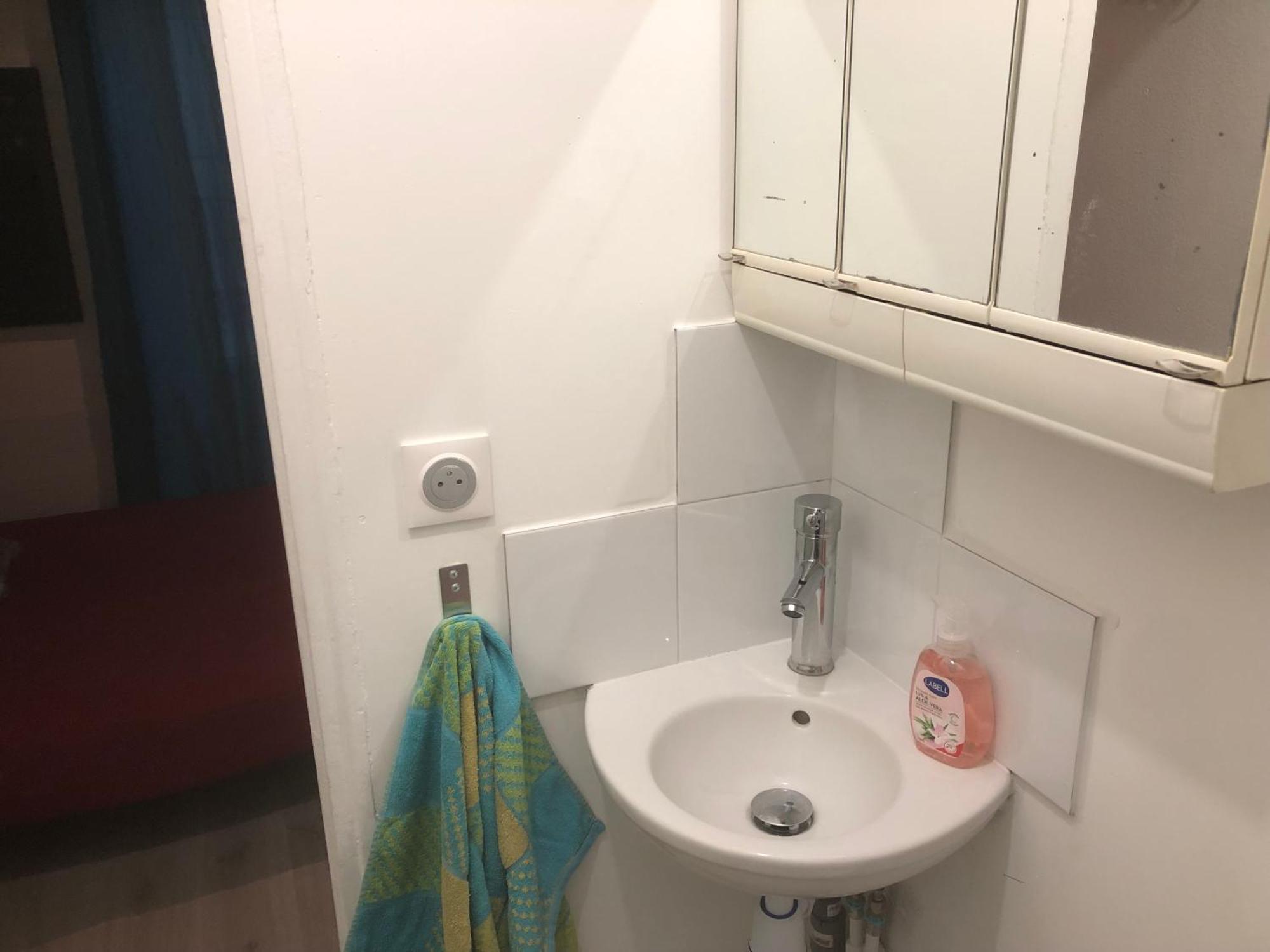 Studio "Maryline" Sejours Parisiens Abordables - Rez De Chaussee Sur Beau Patio Ombrage- Accessible Handcaps - Grand Canape-Lit Clic Clac 2 Places - Cuisine Equipee - Salle De Bains - 5 Minutes Du Metro Brochant Ligne 13,Bus 74 Et 31 Kültér fotó