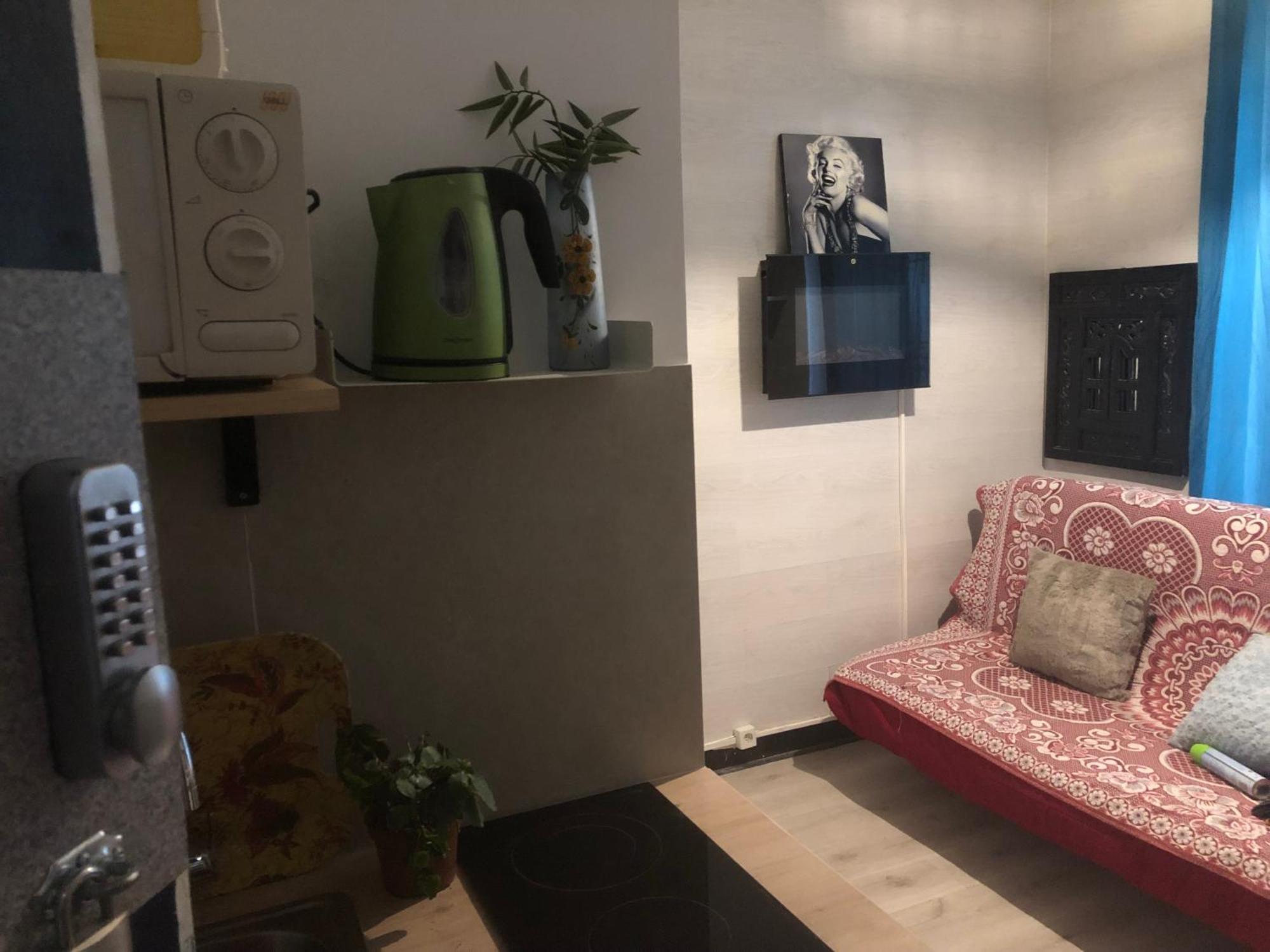 Studio "Maryline" Sejours Parisiens Abordables - Rez De Chaussee Sur Beau Patio Ombrage- Accessible Handcaps - Grand Canape-Lit Clic Clac 2 Places - Cuisine Equipee - Salle De Bains - 5 Minutes Du Metro Brochant Ligne 13,Bus 74 Et 31 Kültér fotó